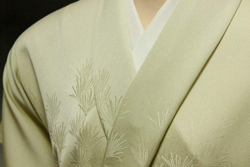 色無地 付け下げ柄 高野槙 薄鶸茶色【反物1反・正絹胴裏1枚・正絹縫取共色八掛1枚のセット】