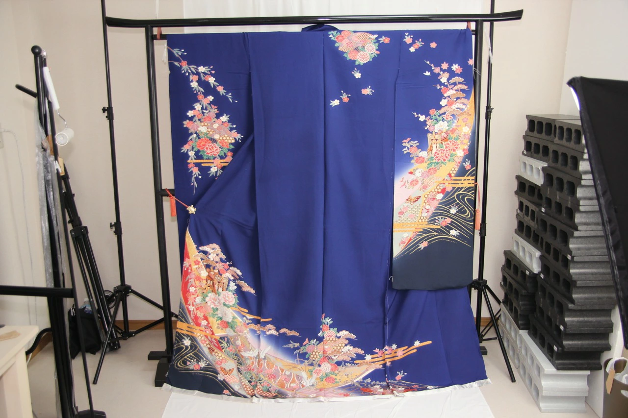 送料無料 訳あり店舗キャリー在庫 正絹振袖 紺色×黒緑(ぼたん・梅・桜・御所車・せんす・蝶) 成人式 着付け お稽古